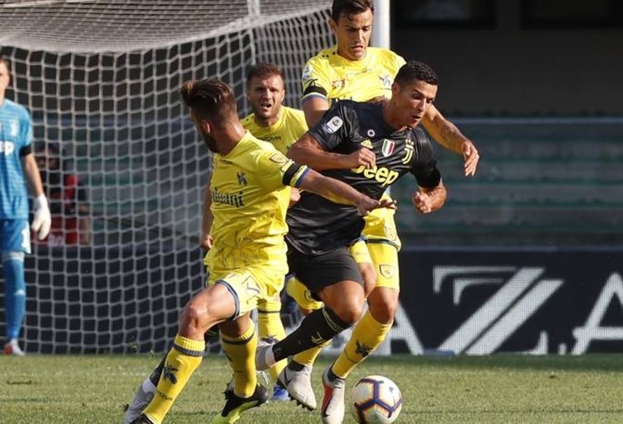 CR7 marcato a vista dai giocatori del Chievo. AFP